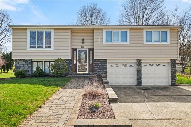 Building Photo - 16 Wheatfield Dr