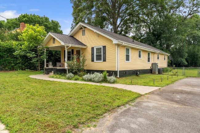 Building Photo - Quaint 3-Bedroom Retreat with Fireplace & ...