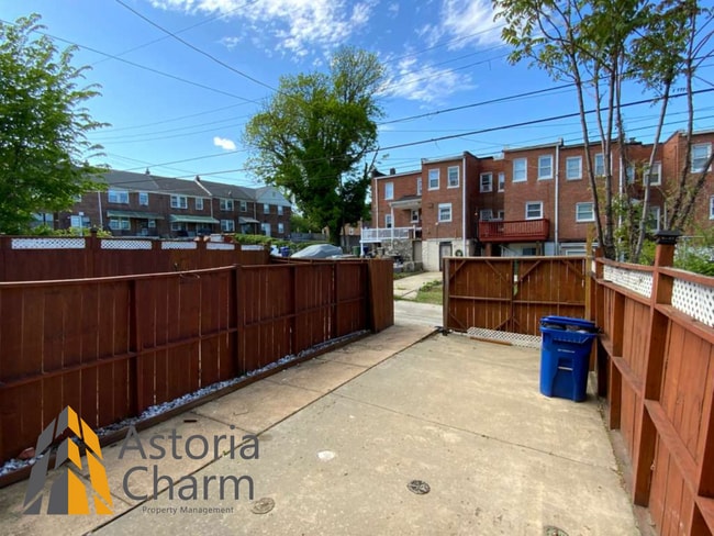 Building Photo - 3 Bed with Finished Basement, Skylight Bath, and Private Yard