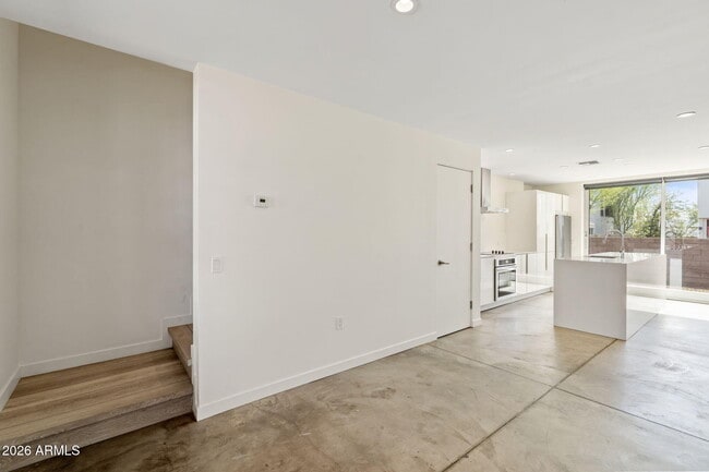 Building Photo - 1337 E Polk St