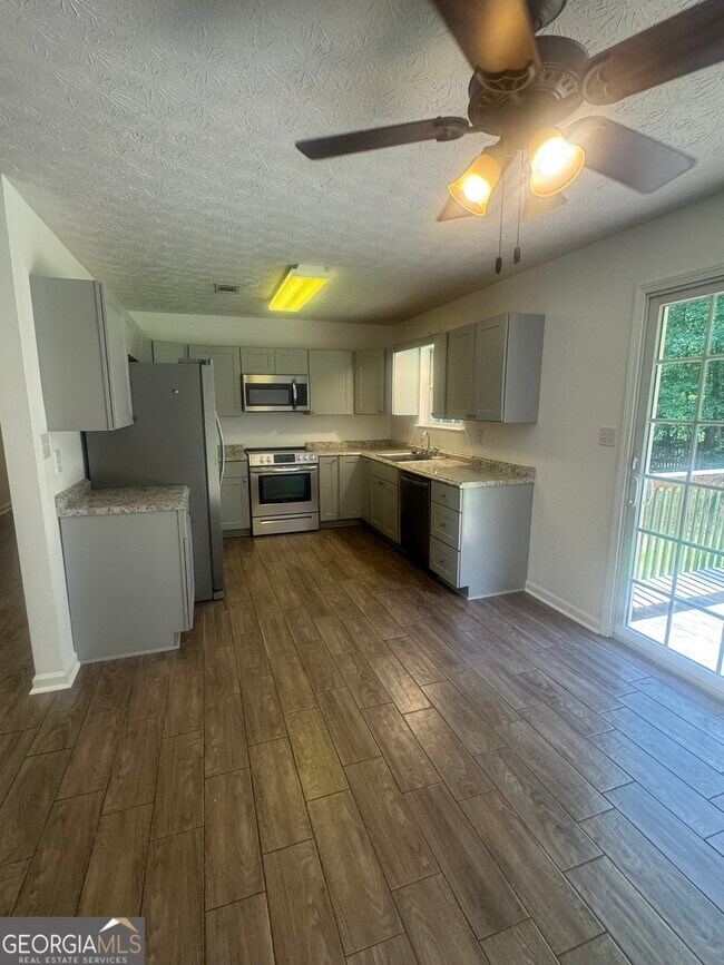 Building Photo - 105 Fox Trail Pl