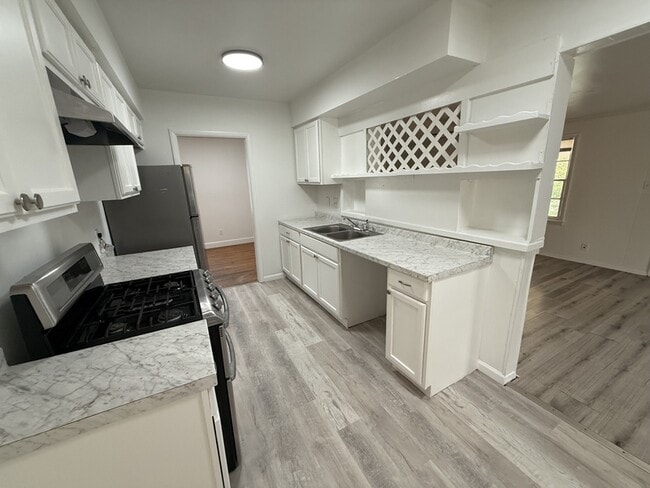 Building Photo - 914 Stratford Rd