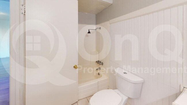 Building Photo - 812 S Langley Ave