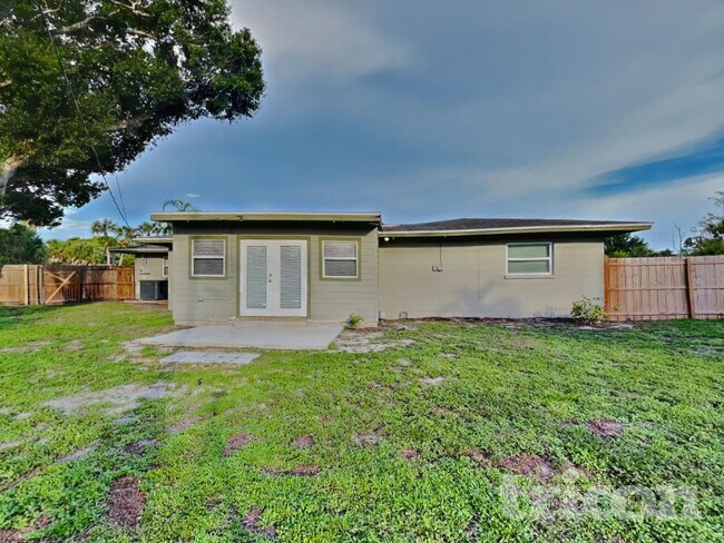 Building Photo - 331 Mendez Dr