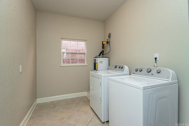 Building Photo - 451 Lakeland Dr