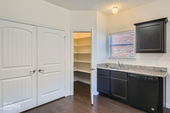 Building Photo - 1412 Lakecrest Ln