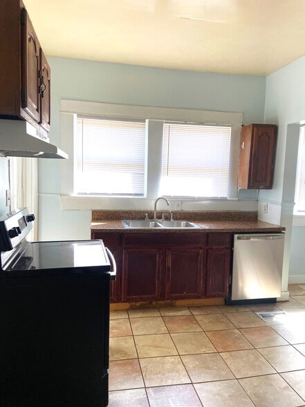 Building Photo - 508 10th Ct S