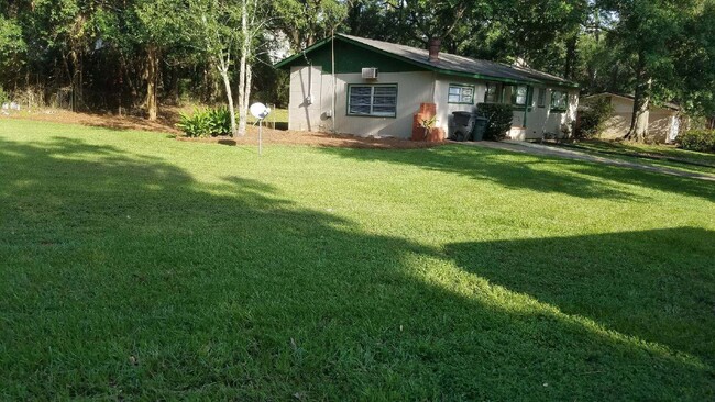 Building Photo - 3/2.5 House with large yard walking distan...