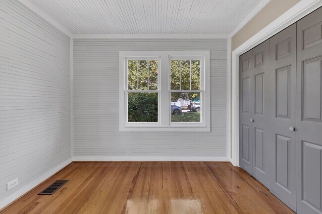 Building Photo - Freshly Painted and Renovated 2-Bedroom Ho...