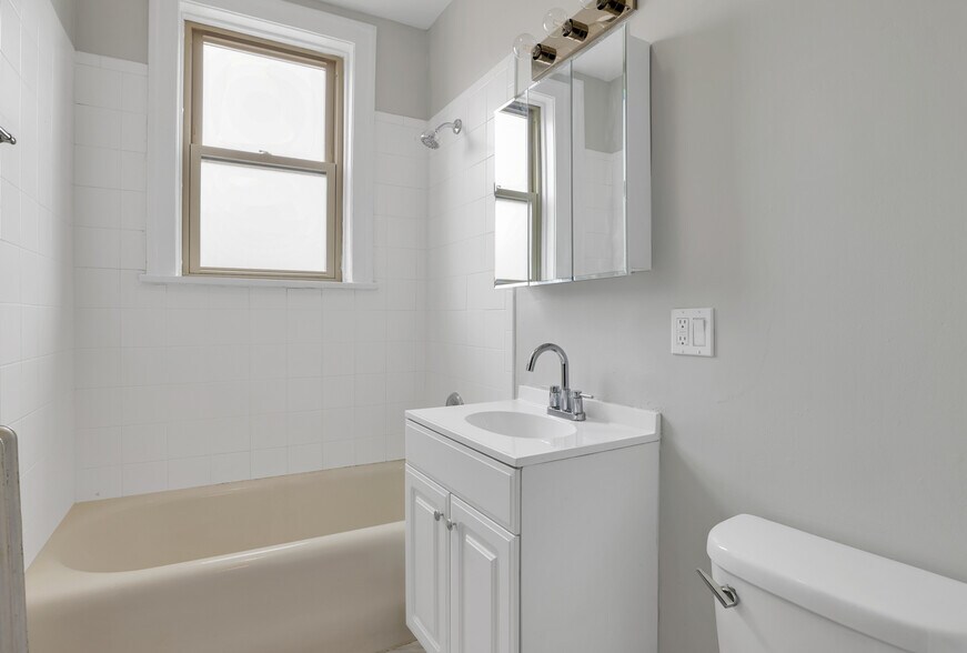 Building Photo - 5544 W Leland Ave