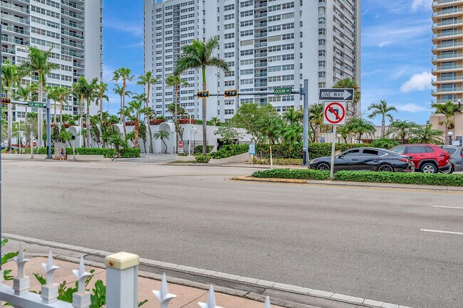 Building Photo - 1913 S Ocean Dr