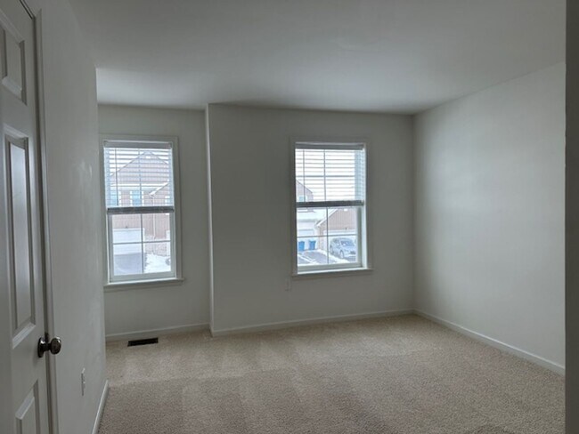 Building Photo - 7867 Oakbrook Dr