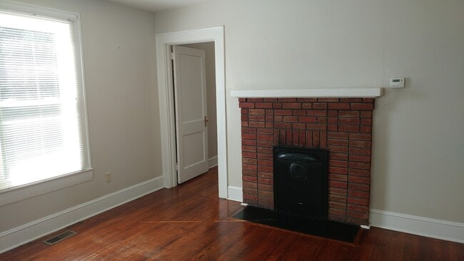 Building Photo - 328 Sellars St