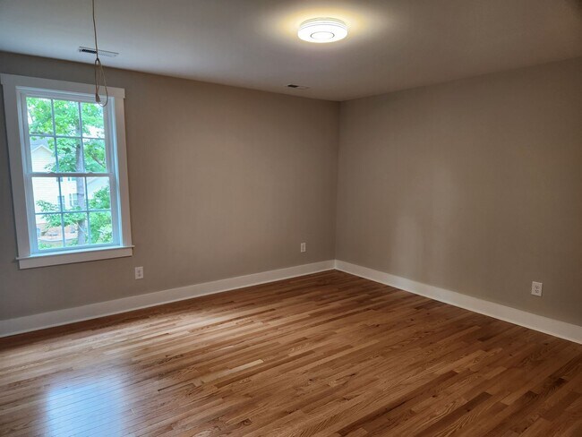 Building Photo - Chesterfield - 5 Bed 3.5 Bath Newer Modern...