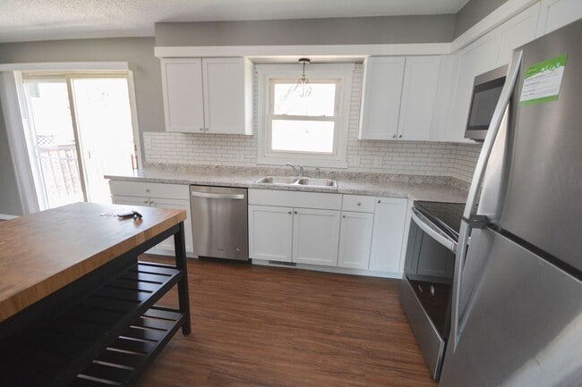 Building Photo - Pet friendly home in Country Club Manor w/fenced yard!