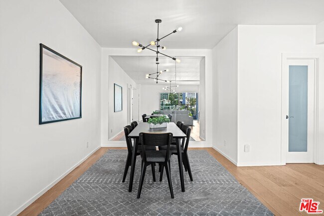 Building Photo - 838 N Doheny Dr