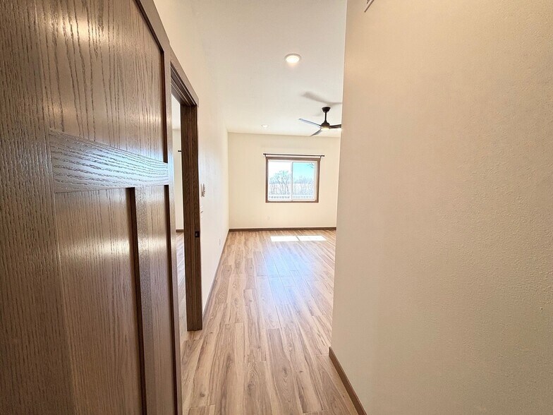 Building Photo - 575 Main St W