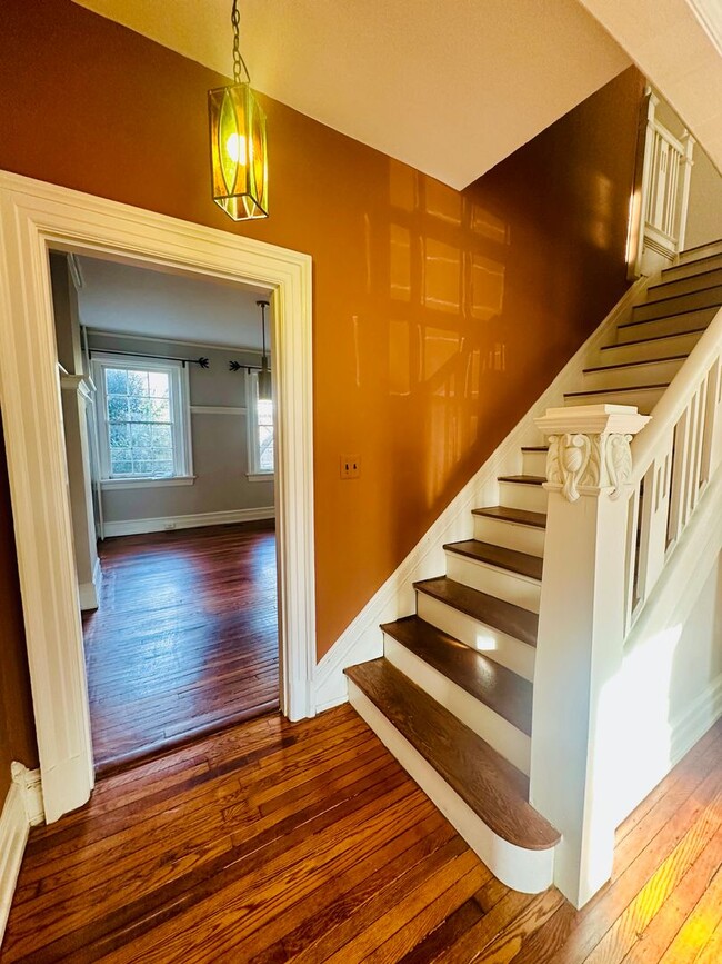 Building Photo - Charming 3bdrm/1.5bth Home Conveniently Located in Richmond's Carytown Area w/Private Balcony!!