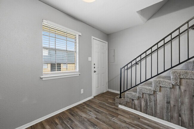 Building Photo - 432 W Pioneer Pkwy