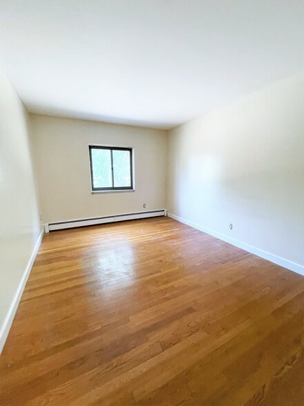 Building Photo - 580 Bridge St