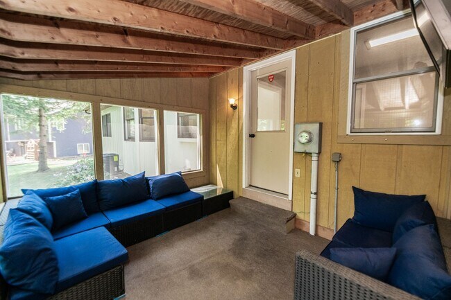 Building Photo - 3 bed 2 bath Home in Lakes of the Four Sea...