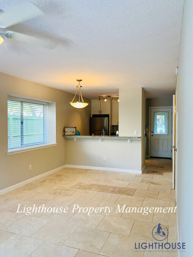 Building Photo - Renovated 2 Bedroom Townhome Just 8 Blocks From The Beach