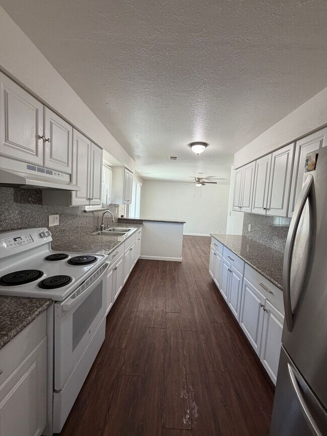 Building Photo - Charming 2-Bed, 1.5-Bath Home with 2-Car Garage in Hesperia, CA!