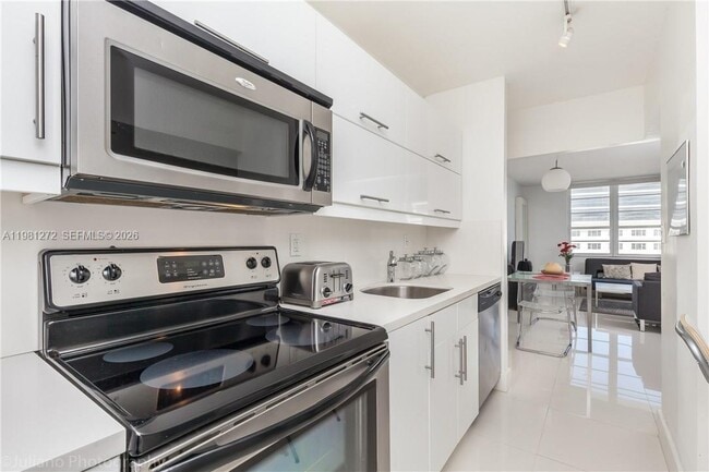 Building Photo - 100 Lincoln Rd