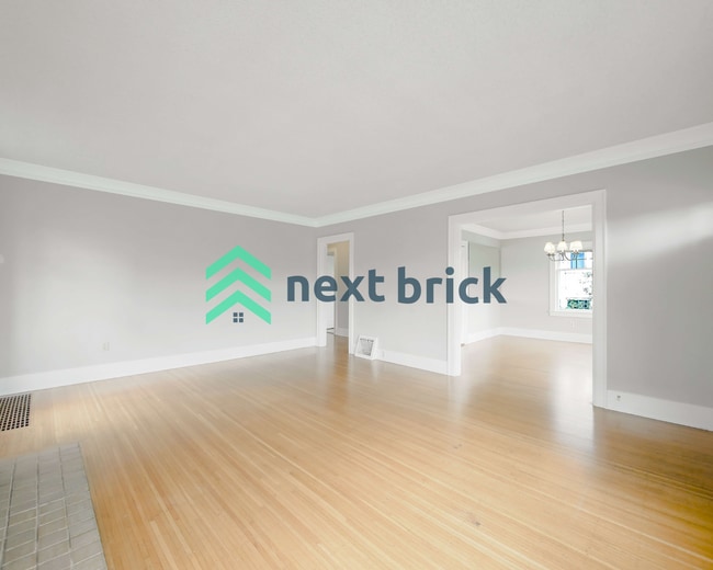 Building Photo - 4 Bed and 2 Bath Queen Anne Craftsman Hous...