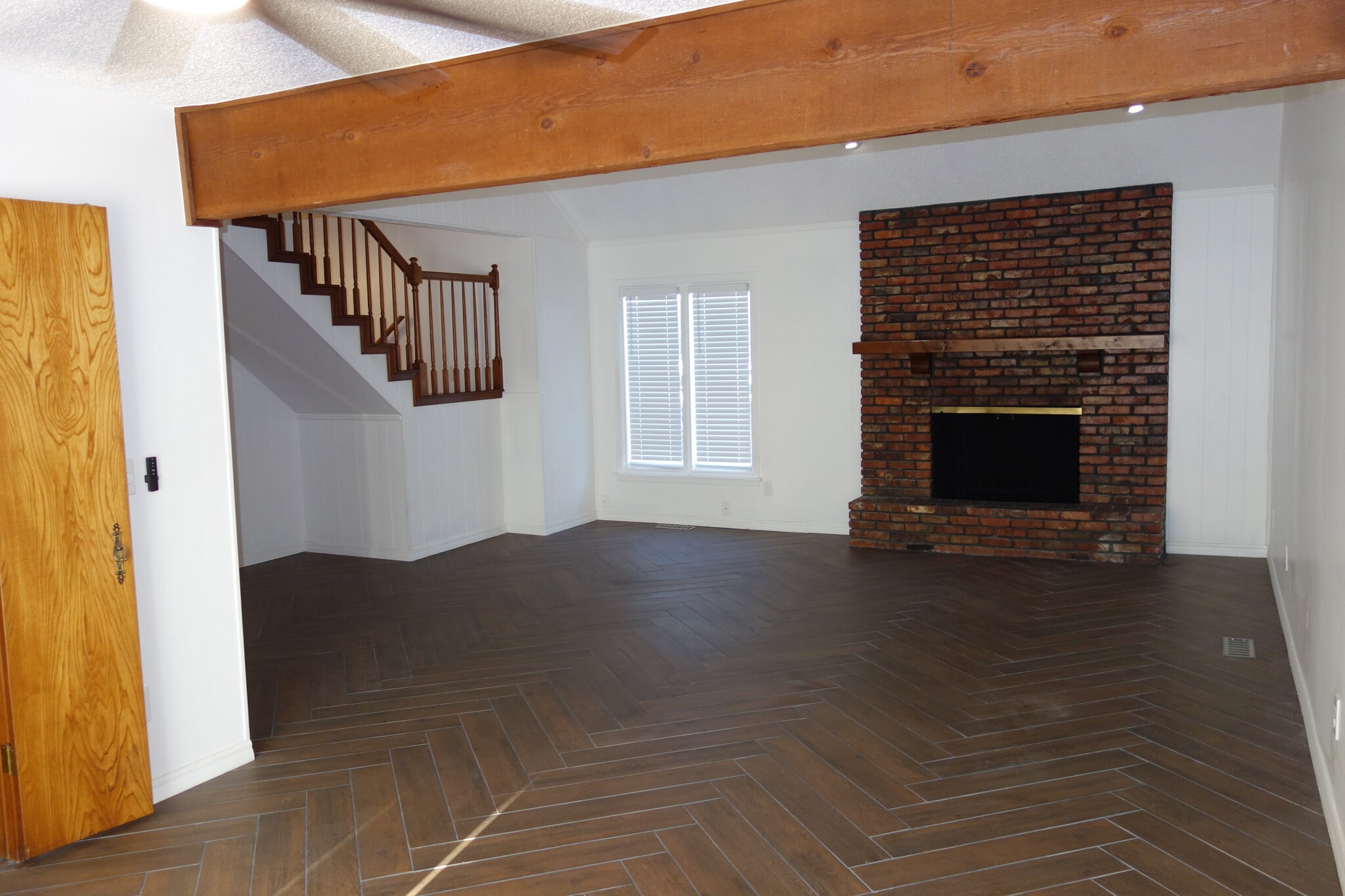 Standing in dining area looking into the vaulted living room - 7116 S Indianapolis Ave
