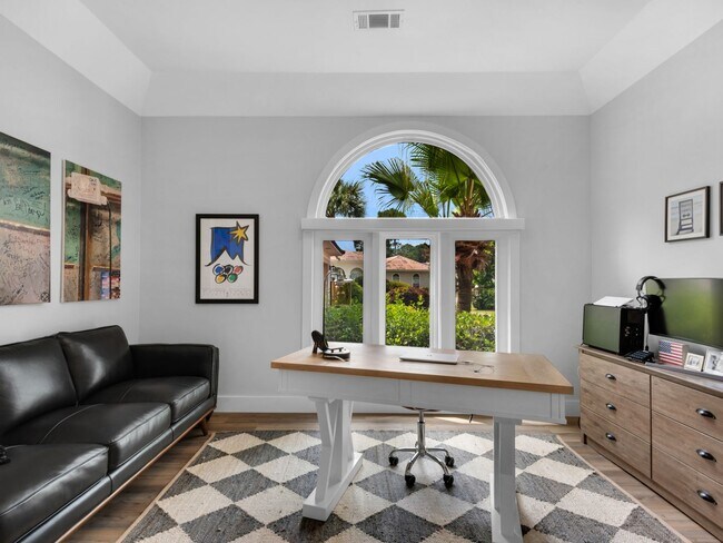 Building Photo - Stunning Furnished 3-Bedroom Golf Course H...
