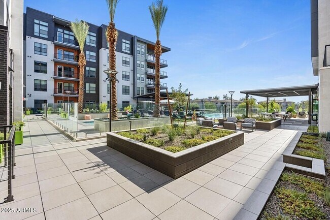Primary Photo - 7111 E Tierra Buena Ln