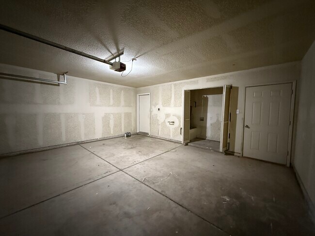 Building Photo - 6141 E 40th Pl