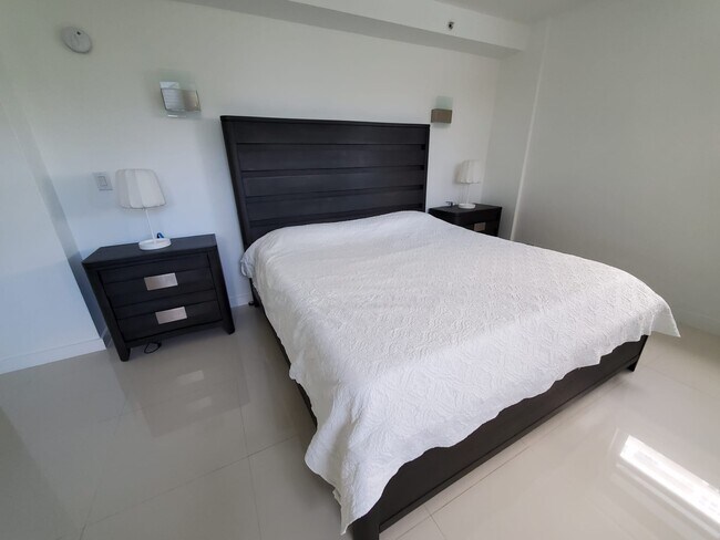 Building Photo - 3001 S Ocean Dr