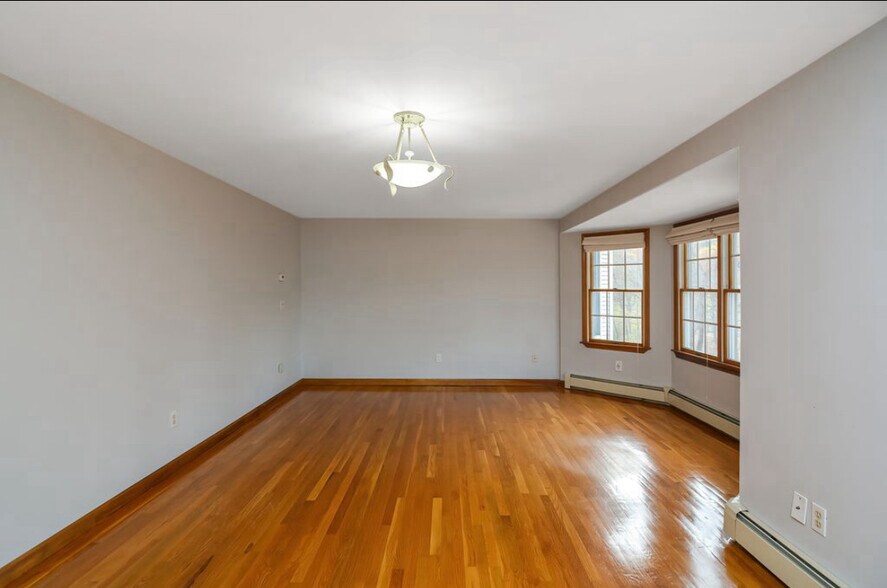 Building Photo - 474 Rochdale St