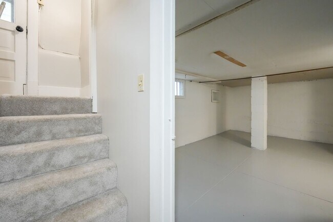 Building Photo - Check out this gem in Schnitzelburg!!