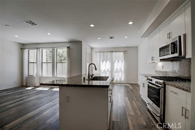 Building Photo - 39 Prominence