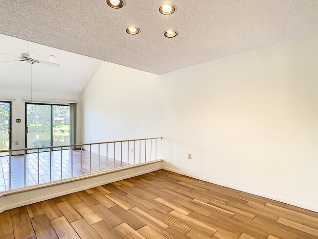 Building Photo - RARE 3 BEDROOM/ 2 BATH IN THE HIGHLY DESIR...