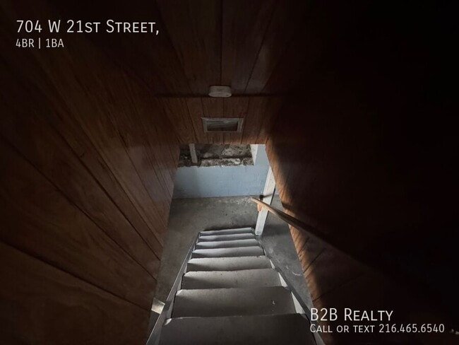 Building Photo - 704 W 21st St