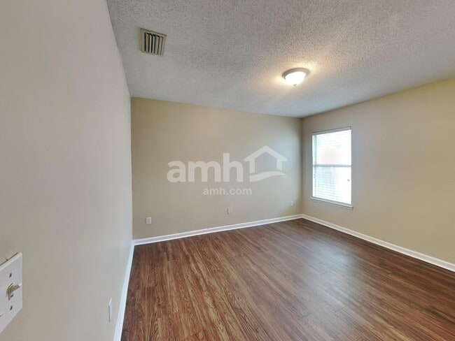 Building Photo - 800 S Edenbridge Way