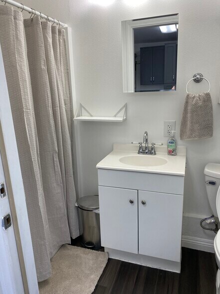 Building Photo - 725 W Sunkist St