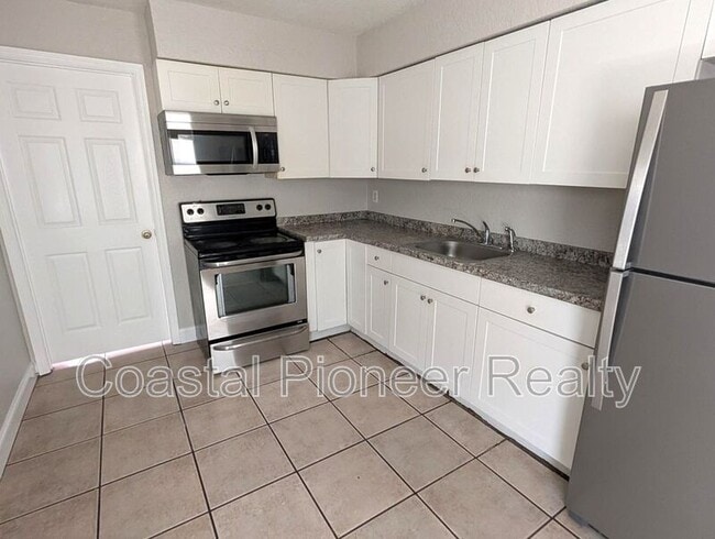 Building Photo - 5828 3rd St E