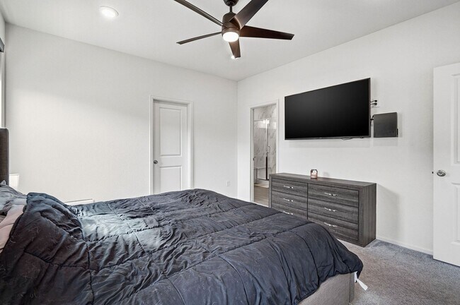 Building Photo - Modern Home in Brighton!