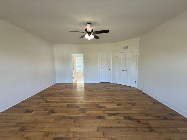 Building Photo - Spacious 4 Bed 3.5 Bath Home in Round Hill VA For Rent!