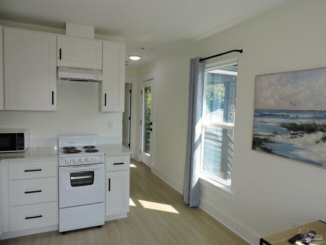 Building Photo - 1702 E La Rua St