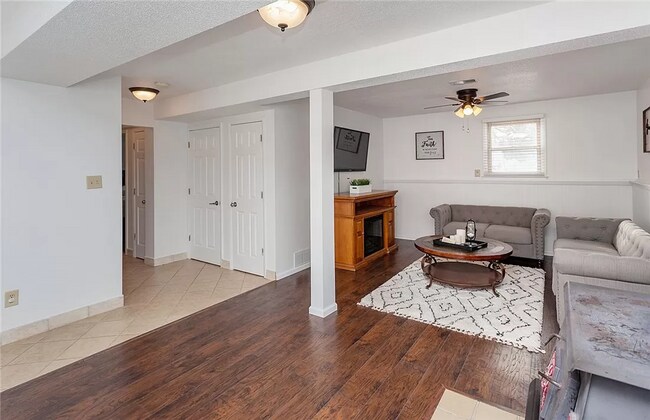 Building Photo - LOWER BEAVER!! 4 Bed, 2 Bath Home in Des Moines
