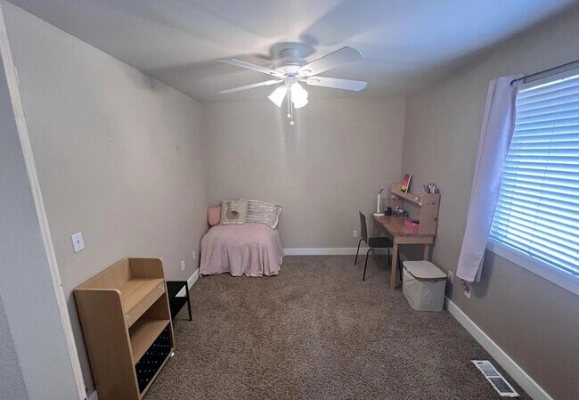 Building Photo - Great Neighborhood 3bd/ 2.5 Avail. Nov. 28th