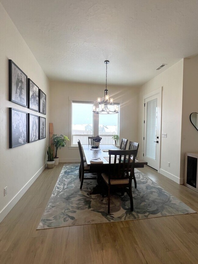 Building Photo - Gorgeous 3 bed 2 ba home in the perfect Me...