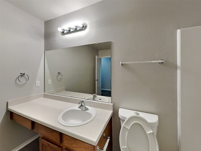 Building Photo - 1207 Hannover Blvd