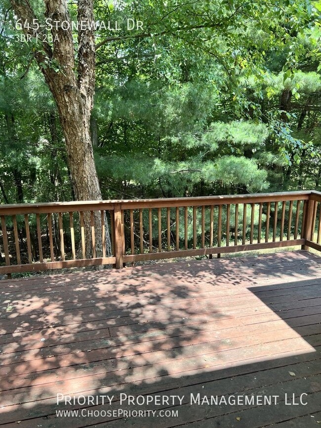 Building Photo - 645 Stonewall Dr